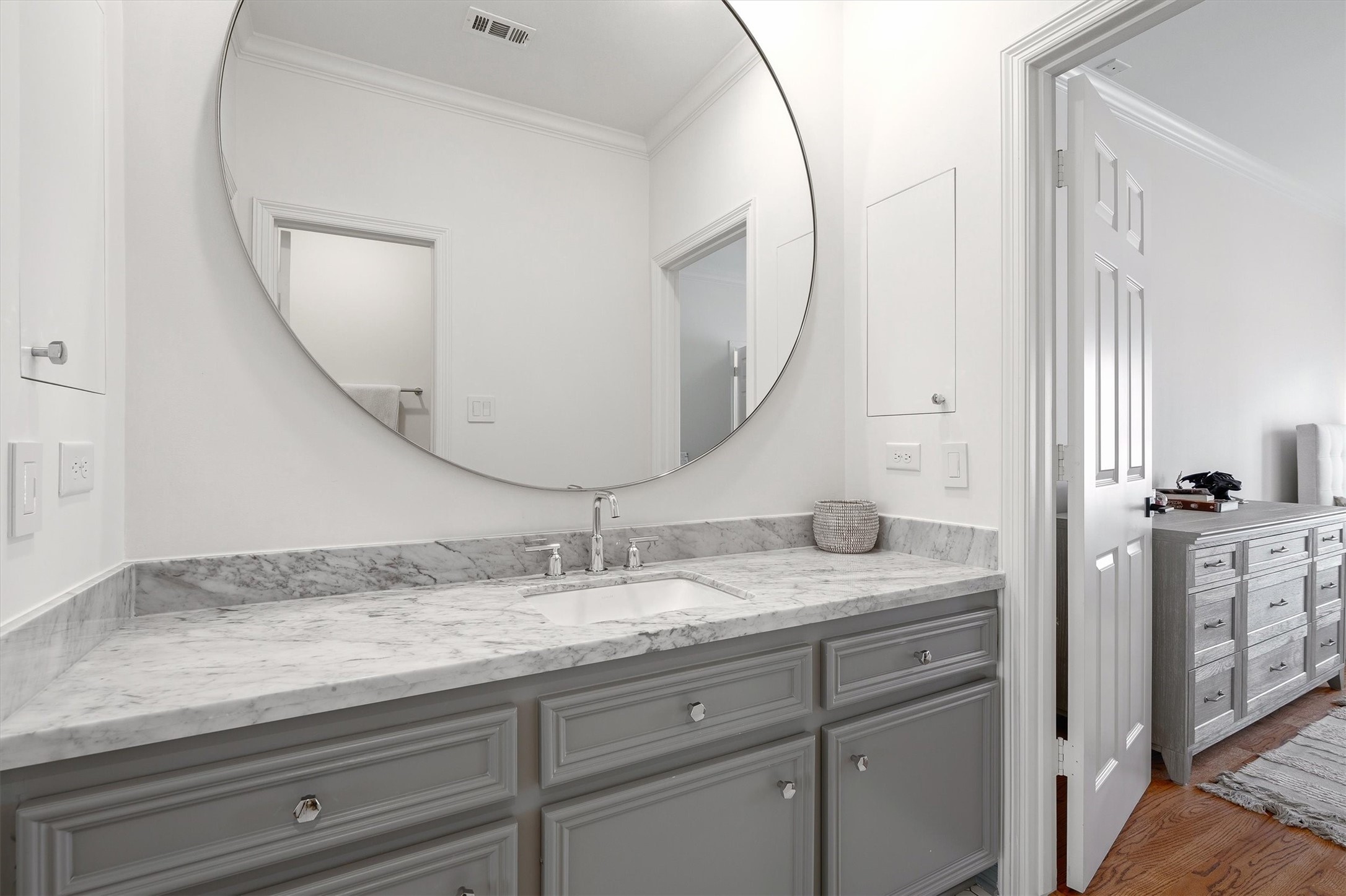 2 Pinewold Court Houston, TX 77056 - Photo 31 of 50 Guest bathroom - vanity area