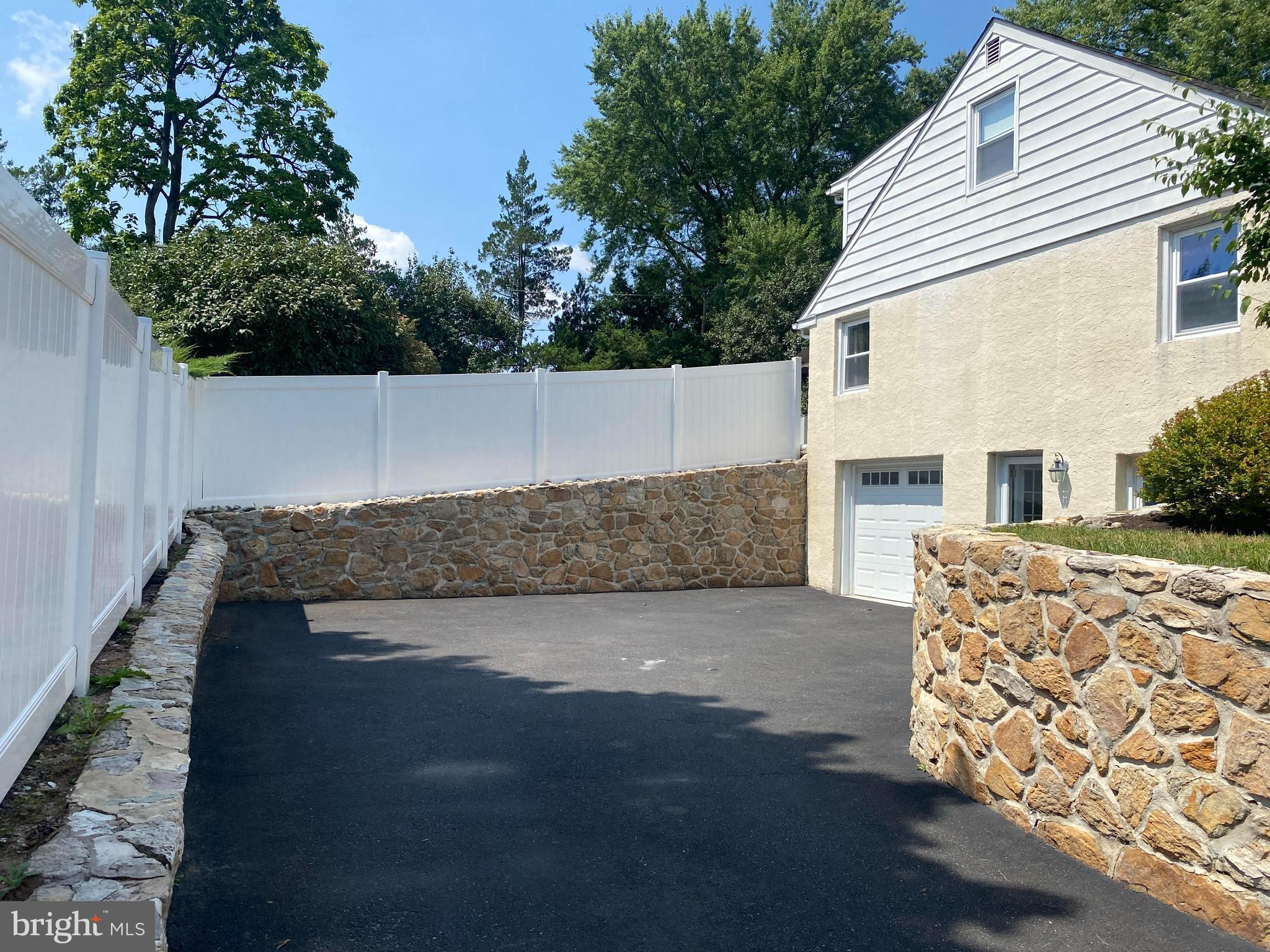652 Holland Road Southampton, PA 18966 - Photo 2 of 55