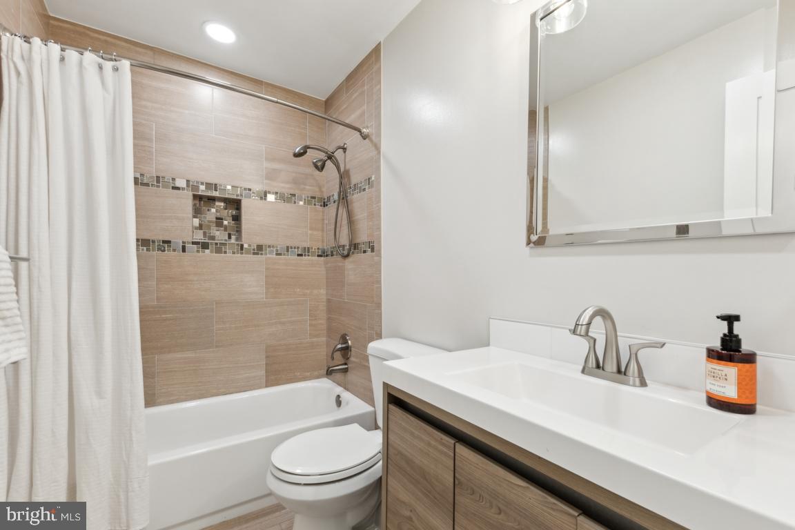 9074 Brook Ford Road Burke, VA 22015 - Photo 16 of 41 Full hall bathroom