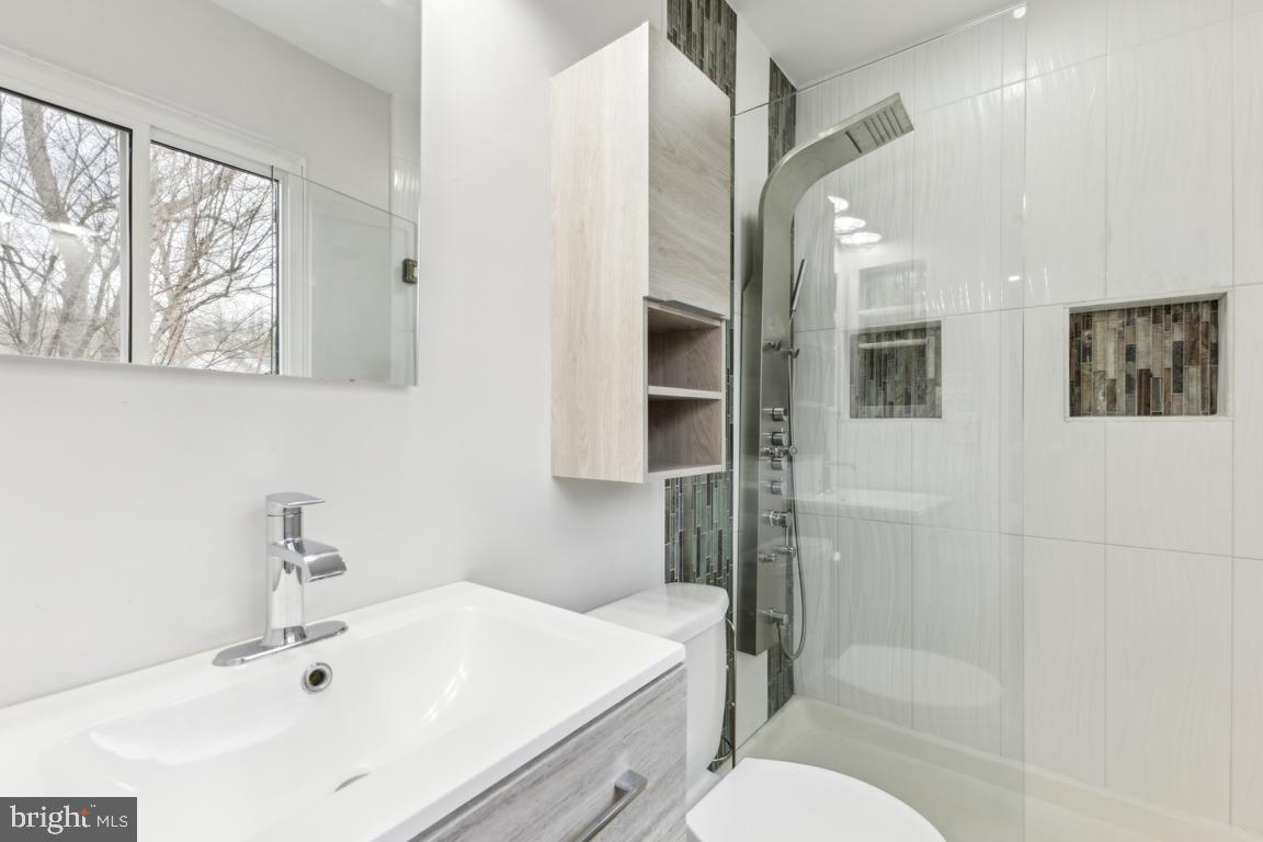 9074 Brook Ford Road Burke, VA 22015 - Photo 23 of 41 Master bath