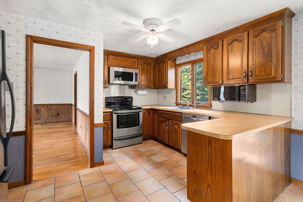 14 Oriole Road Medfield, MA 02052 - Photo 8 of 39 Gallery Image 8