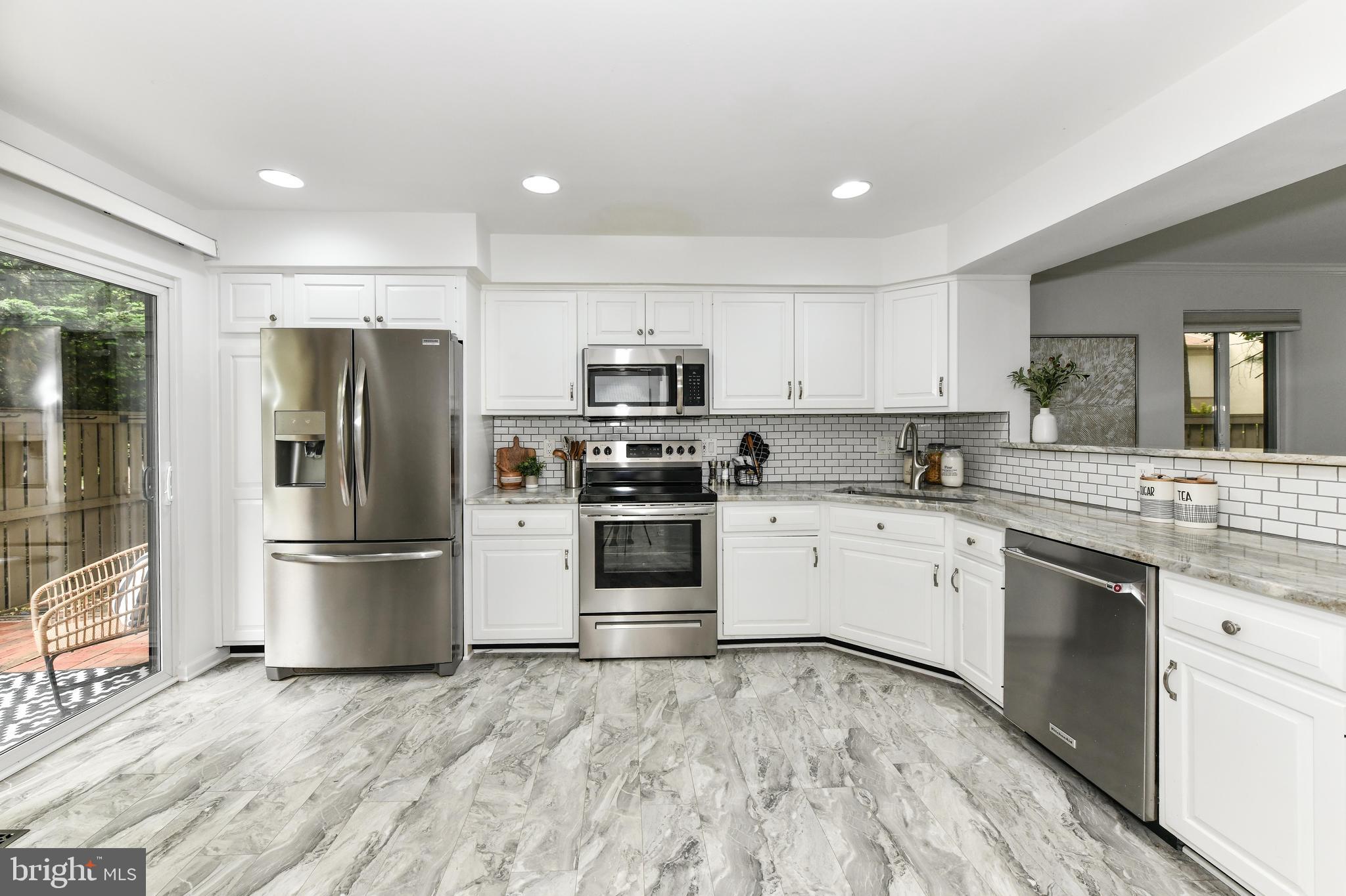 11701 Newbridge Court Reston, VA 20191 - Photo 4 of 64 Updated kitchen, quartz & SS appliances