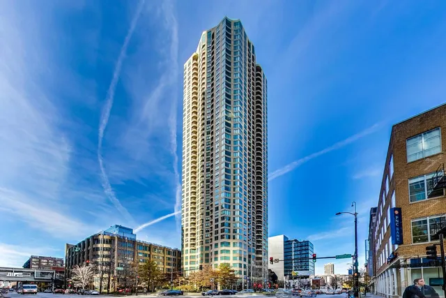 $295,000 | 400 North LaSalle Drive, Unit 1912, Chicago, IL 60654