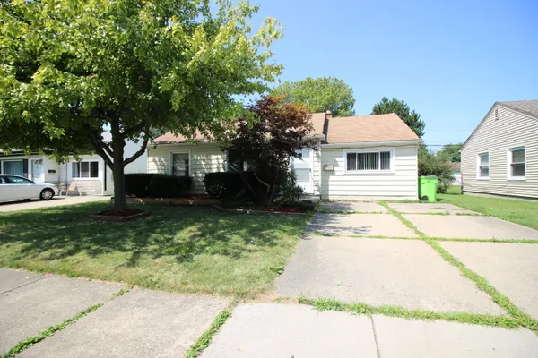 $135,000 | 27241 Woodmont Street, Roseville, MI 48066