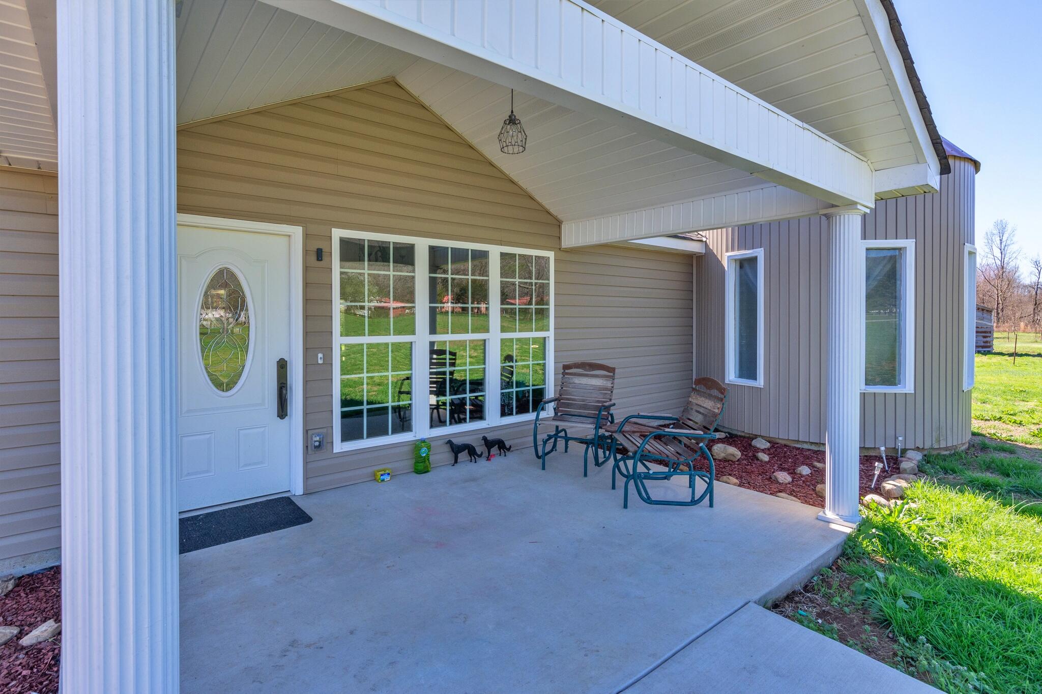 2090 West Valley Road Whitwell, TN 37397 - Photo 5 of 34 Front Porch