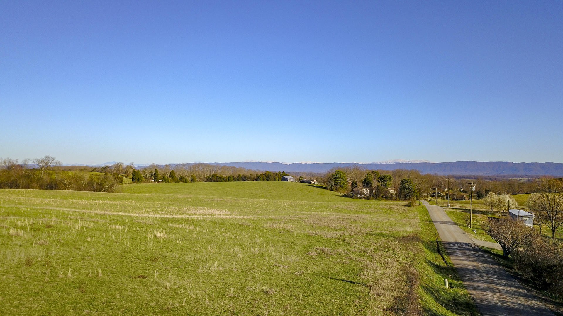 1409 Lambert Road Greenback, TN 37742 - Photo 4 of 28 a view of an ocean and a mountain