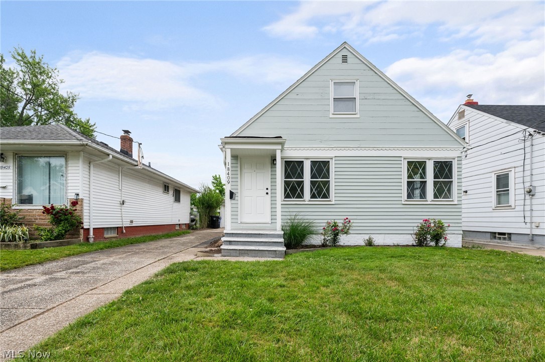 18409 Homeway Road Cleveland, OH 44135 - Photo 1 of 25 Bungalow with a front lawn