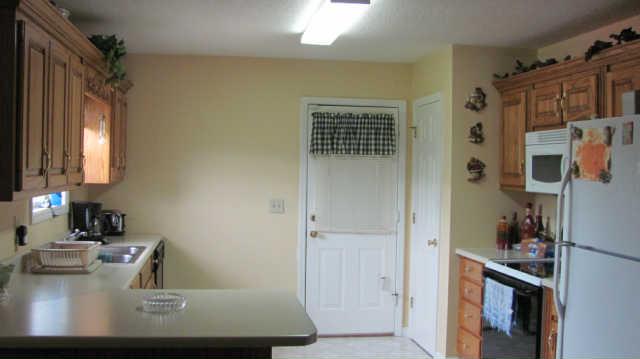 80 Maple Road Huntland, TN 37345 - Photo 3 of 12 Charming eat-in kitchen with an excess of cabinet and counter space. Kitchen also has a pantry and garage entry.