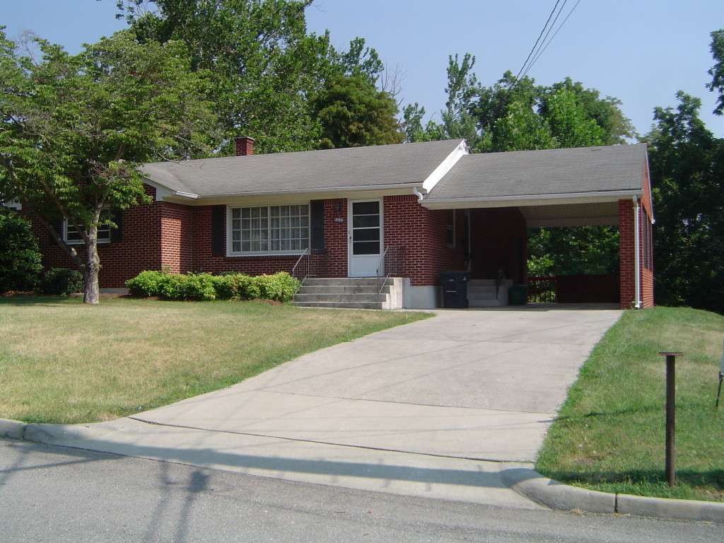2133 Meadowbrook Road Northwest Roanoke, VA 24017 - Photo 1 of 20 front view of house with a yard