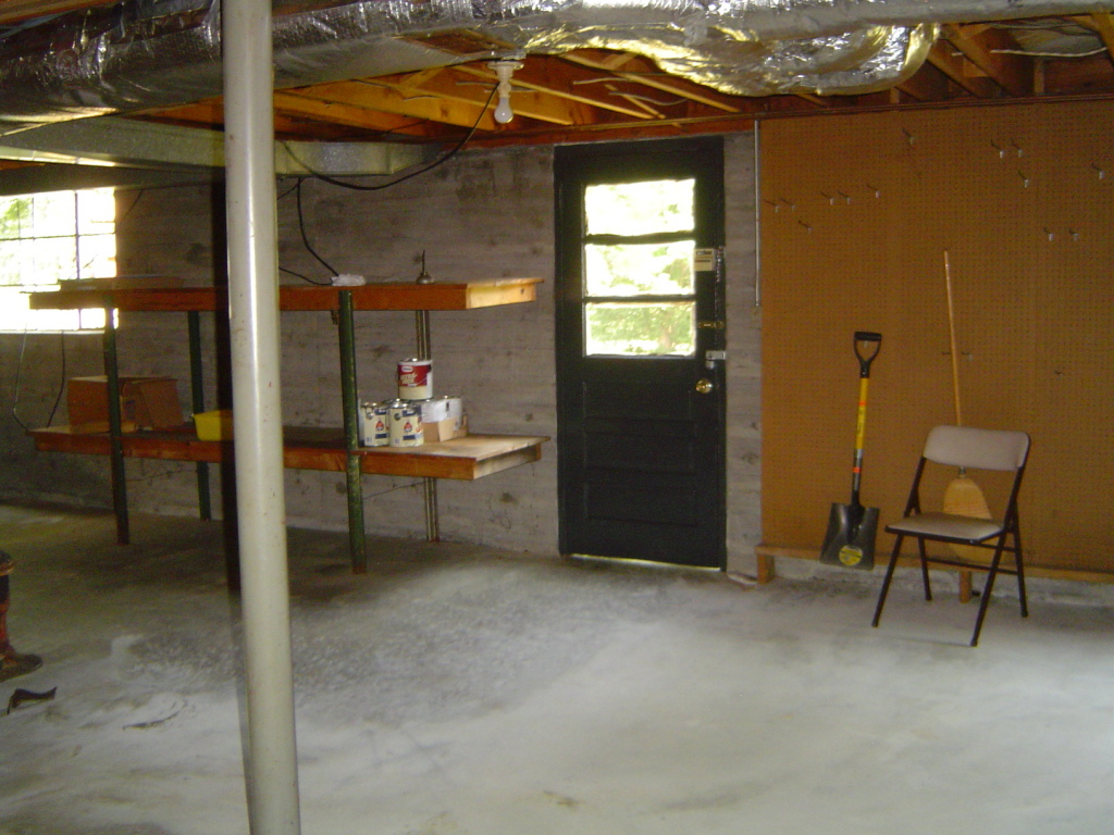 2133 Meadowbrook Road Northwest Roanoke, VA 24017 - Photo 18 of 20 a room that has a bed and a chair in it