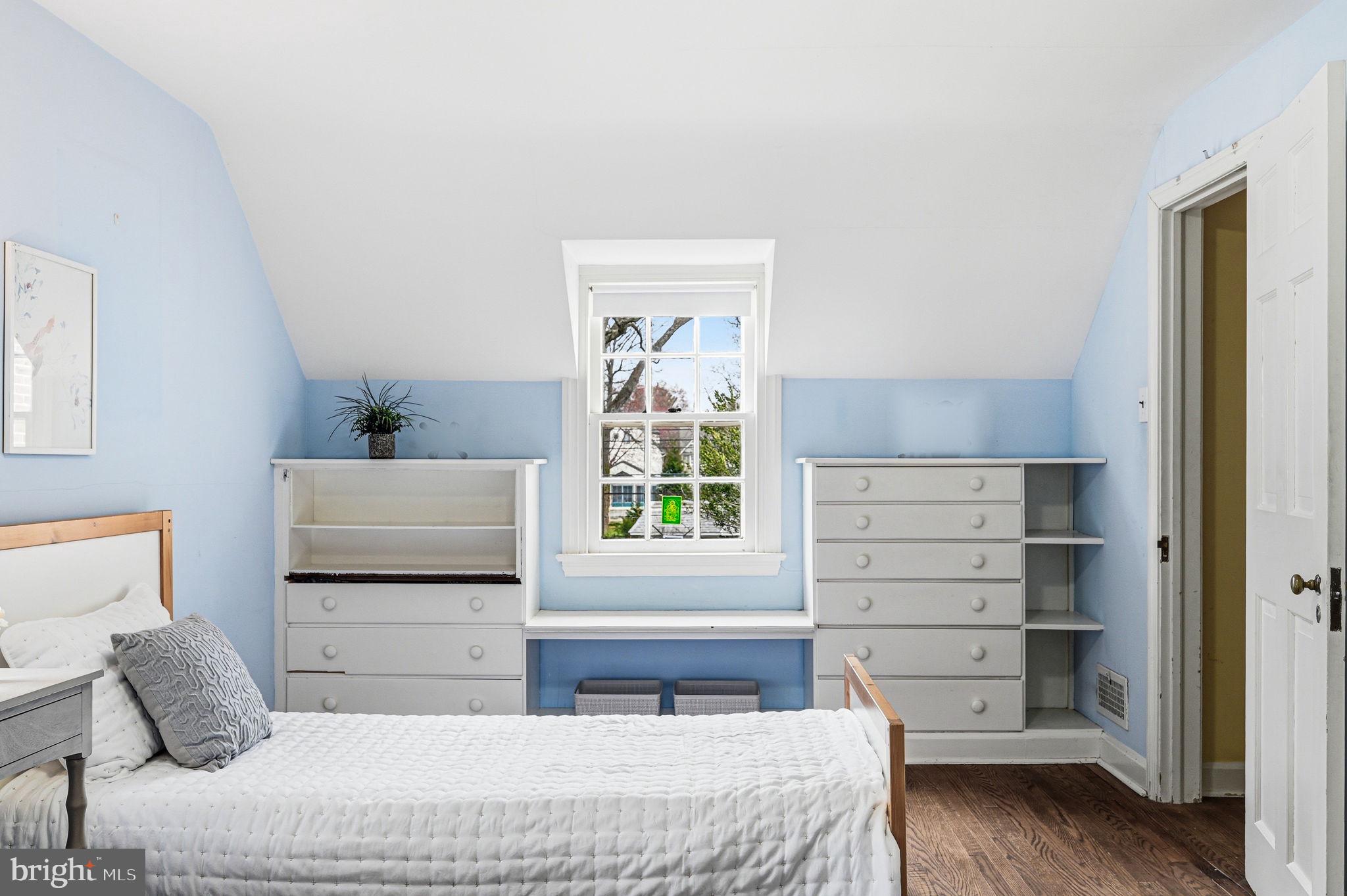 218 Vassar Avenue Swarthmore, PA 19081 - Photo 29 of 41 WIndow seat and built-ins in bedroom #4