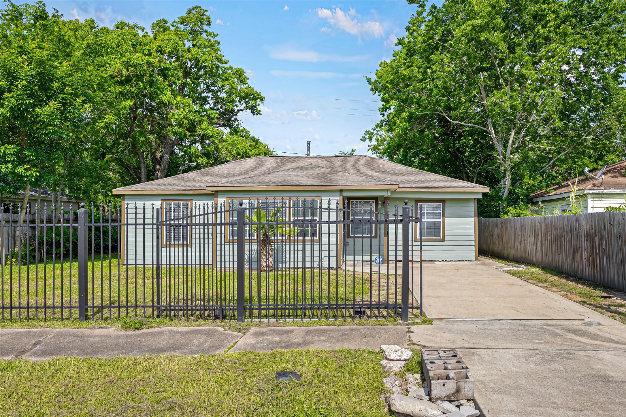 7614 Darnay Drive Houston, TX 77033 - Photo 2 of 18