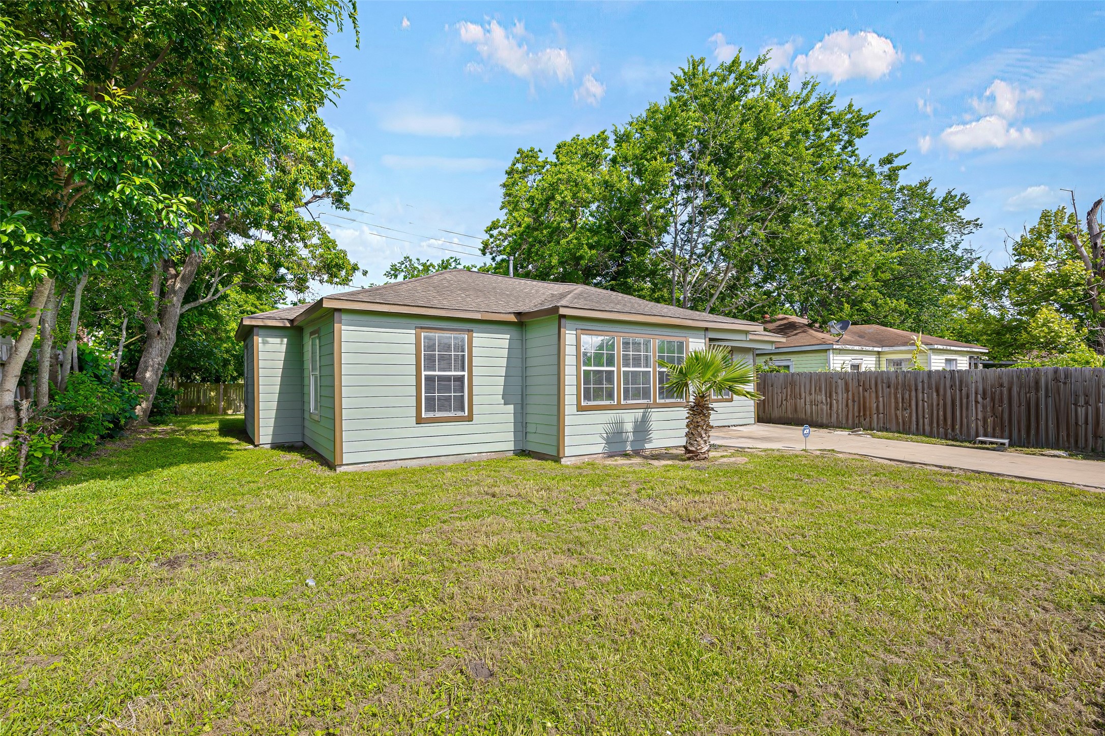7614 Darnay Drive Houston, TX 77033 - Photo 3 of 18
