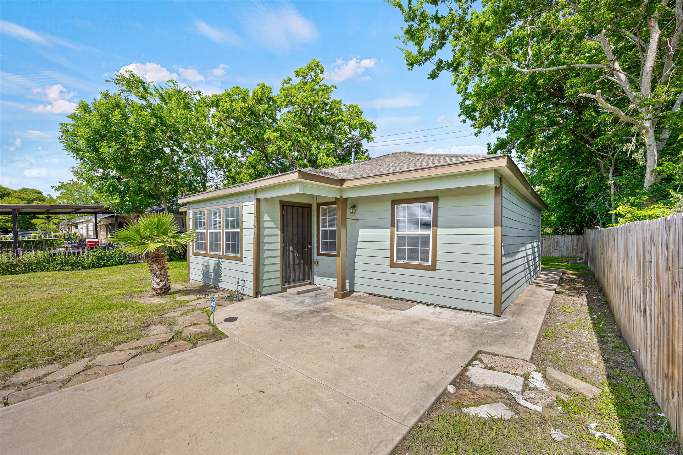 7614 Darnay Drive Houston, TX 77033 - Photo 4 of 18