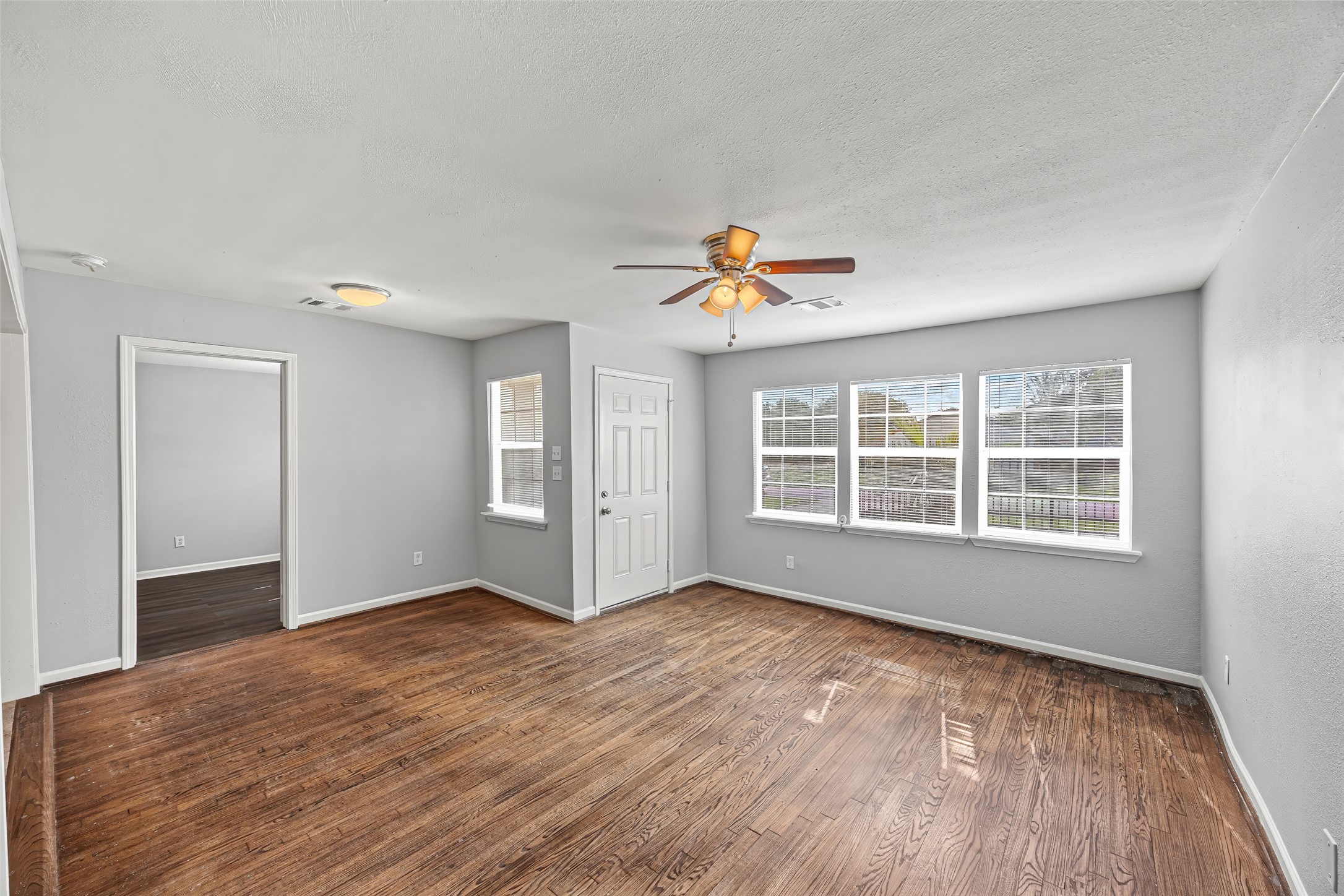 7614 Darnay Drive Houston, TX 77033 - Photo 7 of 18