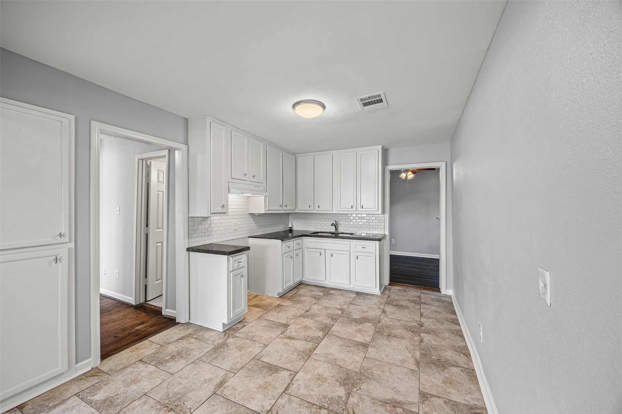 7614 Darnay Drive Houston, TX 77033 - Photo 8 of 18