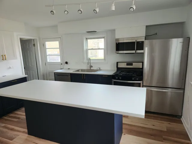 $1,850 | 264 North Jackson Street, Unit 1, Elgin, IL 60123