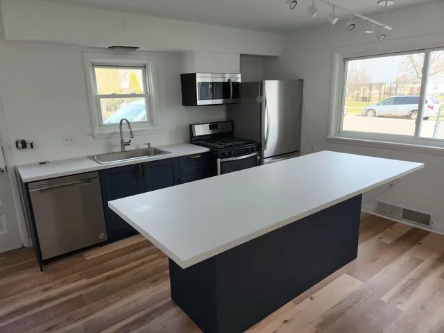 $1,850 | 264 North Jackson Street, Unit 1, Elgin, IL 60123