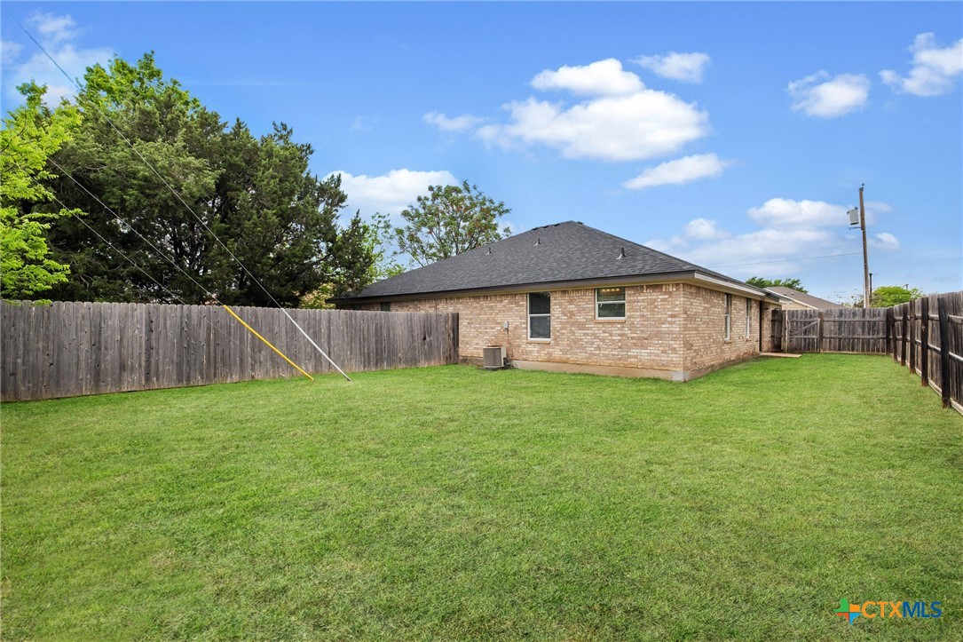 1803 Aztec Trace Harker Heights, TX 76548 - Photo 23 of 42 a backyard of a house