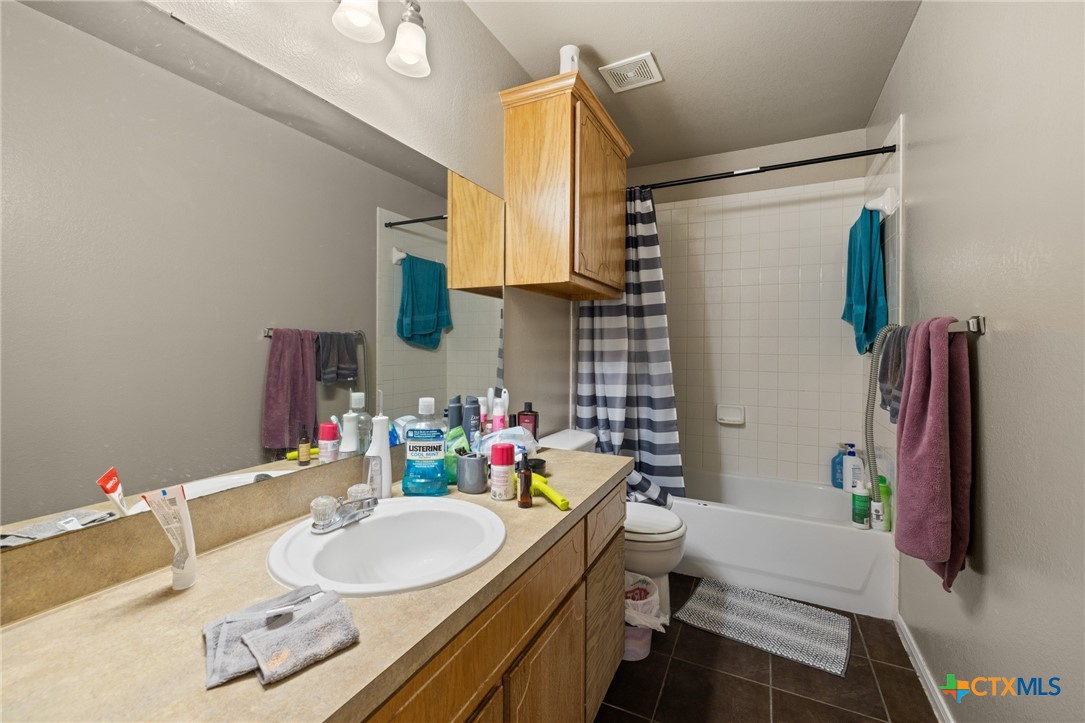 1803 Aztec Trace Harker Heights, TX 76548 - Photo 38 of 42 a bathroom with a sink vanity tub and shower