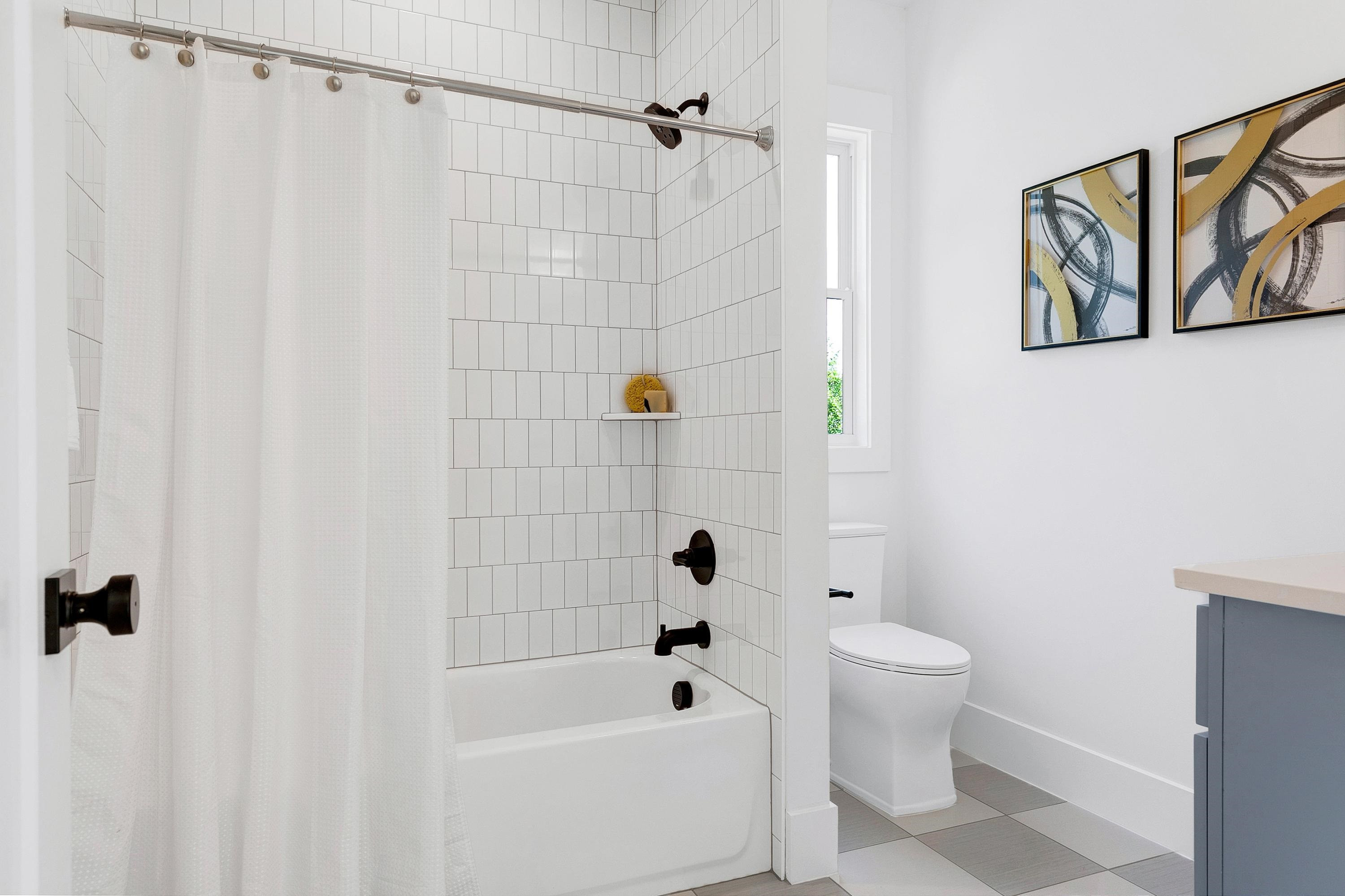 118 Summit Avenue Raleigh, NC 27603 - Photo 19 of 30 a bathroom with a toilet a sink and tub