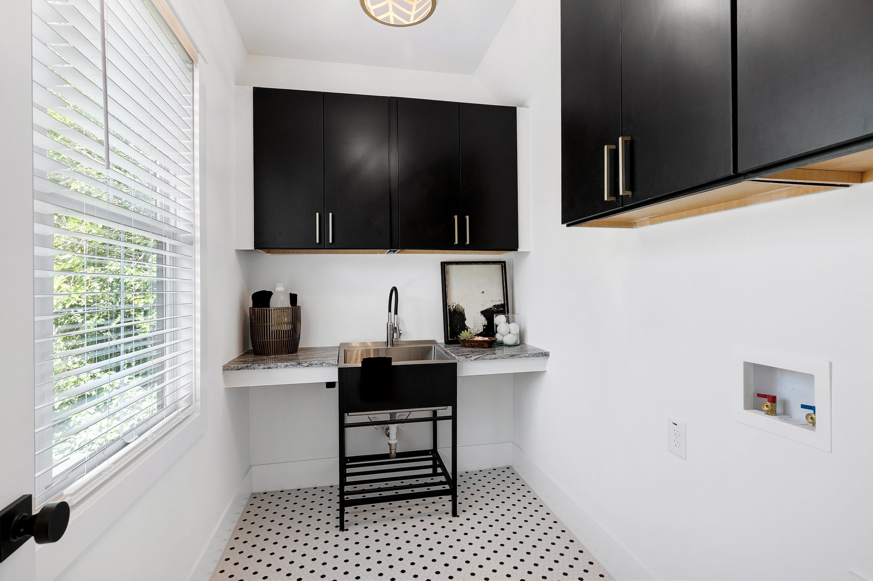 118 Summit Avenue Raleigh, NC 27603 - Photo 20 of 30 a living room with furniture and a flat screen tv