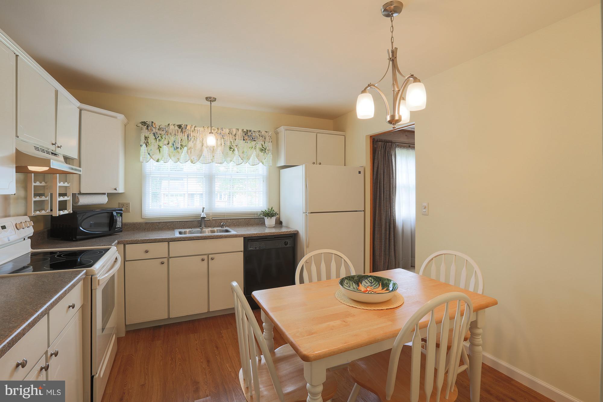 7245 Fairbrook Road Baltimore, MD 21244 - Photo 8 of 40 Pretty bright eat-in kitchen