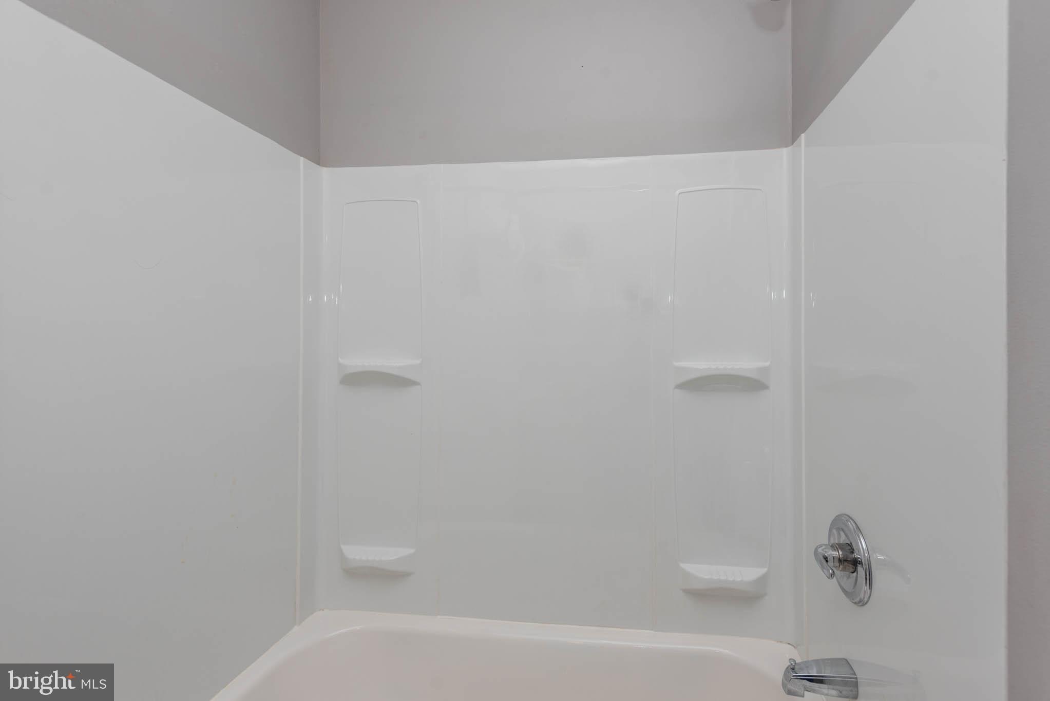 2118 East Hoffman Street Baltimore, MD 21213 - Photo 12 of 19 a bathroom with a bathtub