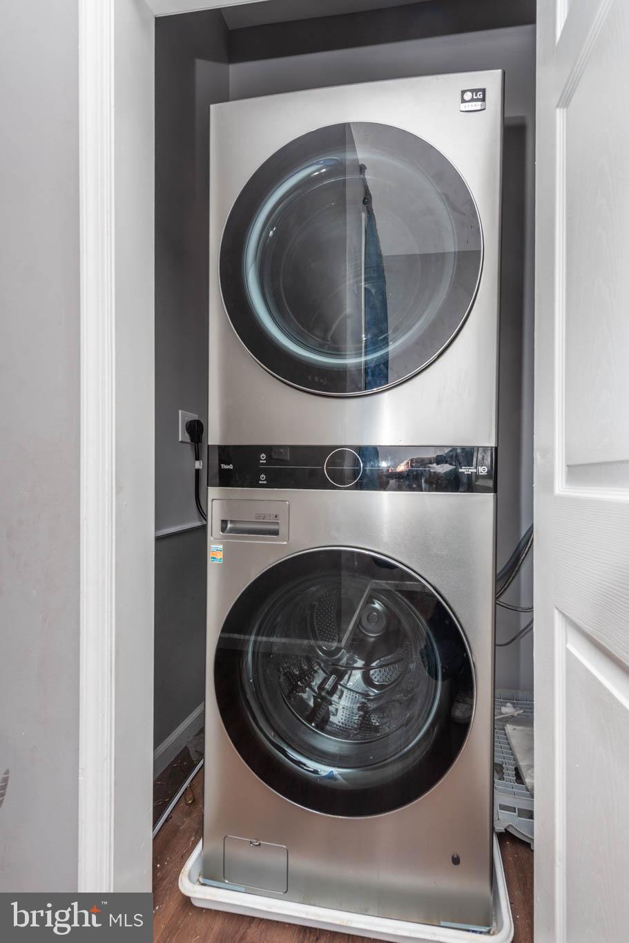 2118 East Hoffman Street Baltimore, MD 21213 - Photo 8 of 19 a utility room with dryer and washer