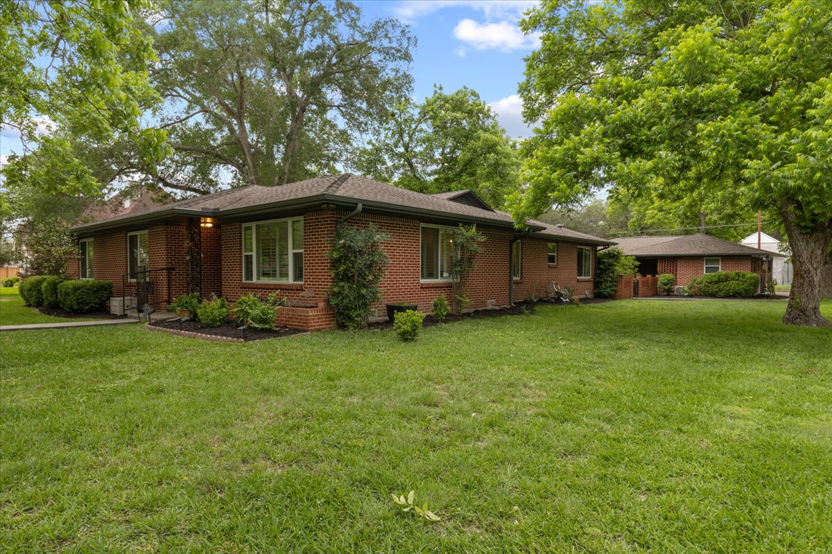 607 Short Street Smithville, TX 78957 - Photo 2 of 31 Brick exterior with dark roofline and white trim windows