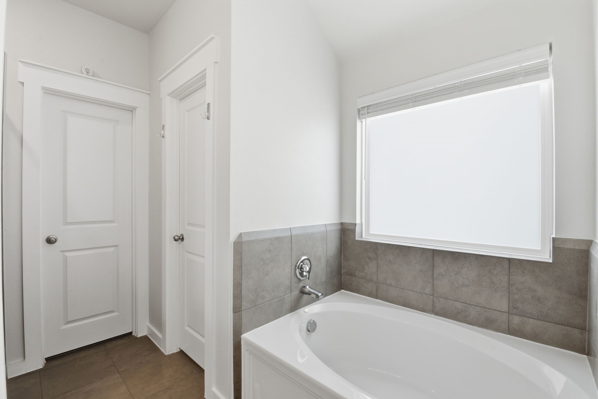 12411 Southern Trail Court Magnolia, TX 77354 - Photo 4 of 38 a bathroom with a bathtub and shower