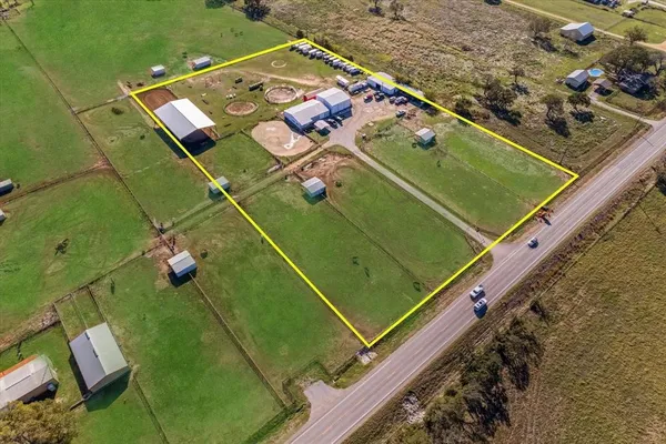 a view of a tennis court