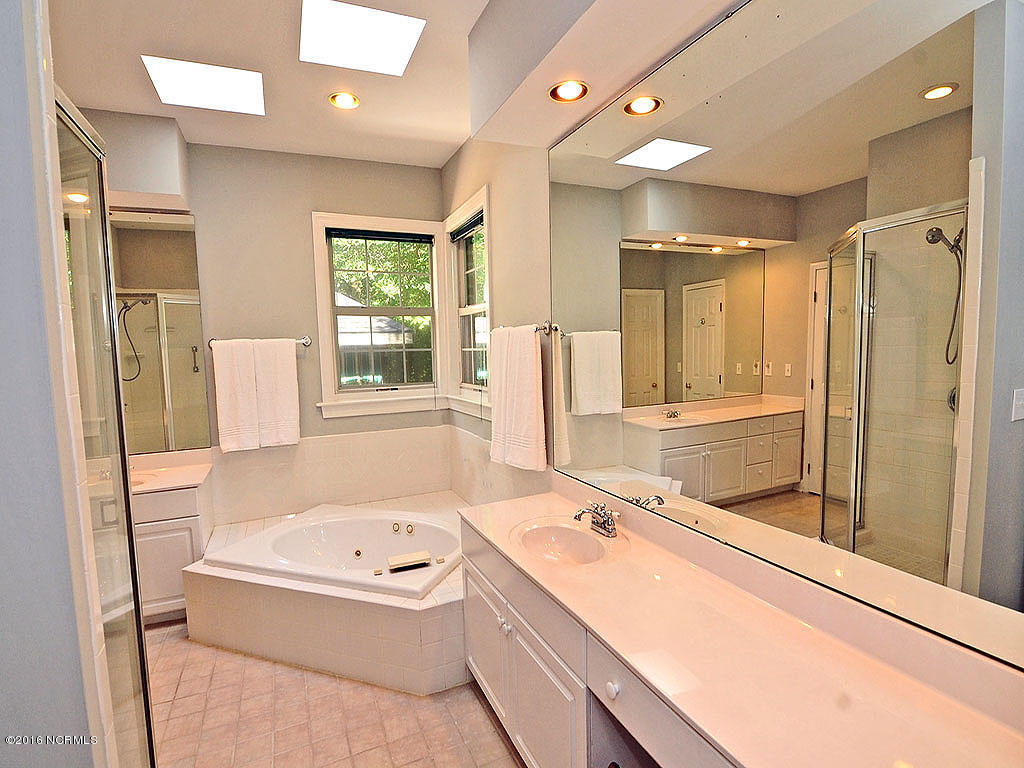 602 Hughes Road Hampstead, NC 28443 - Photo 23 of 31 Master Bath