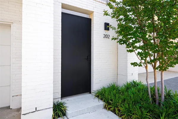 $949,000 | 610 North Oak Cliff Boulevard, Unit 302, Dallas, TX 75208