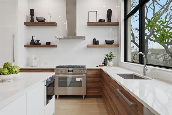 $949,000 | 610 North Oak Cliff Boulevard, Unit 302, Dallas, TX 75208