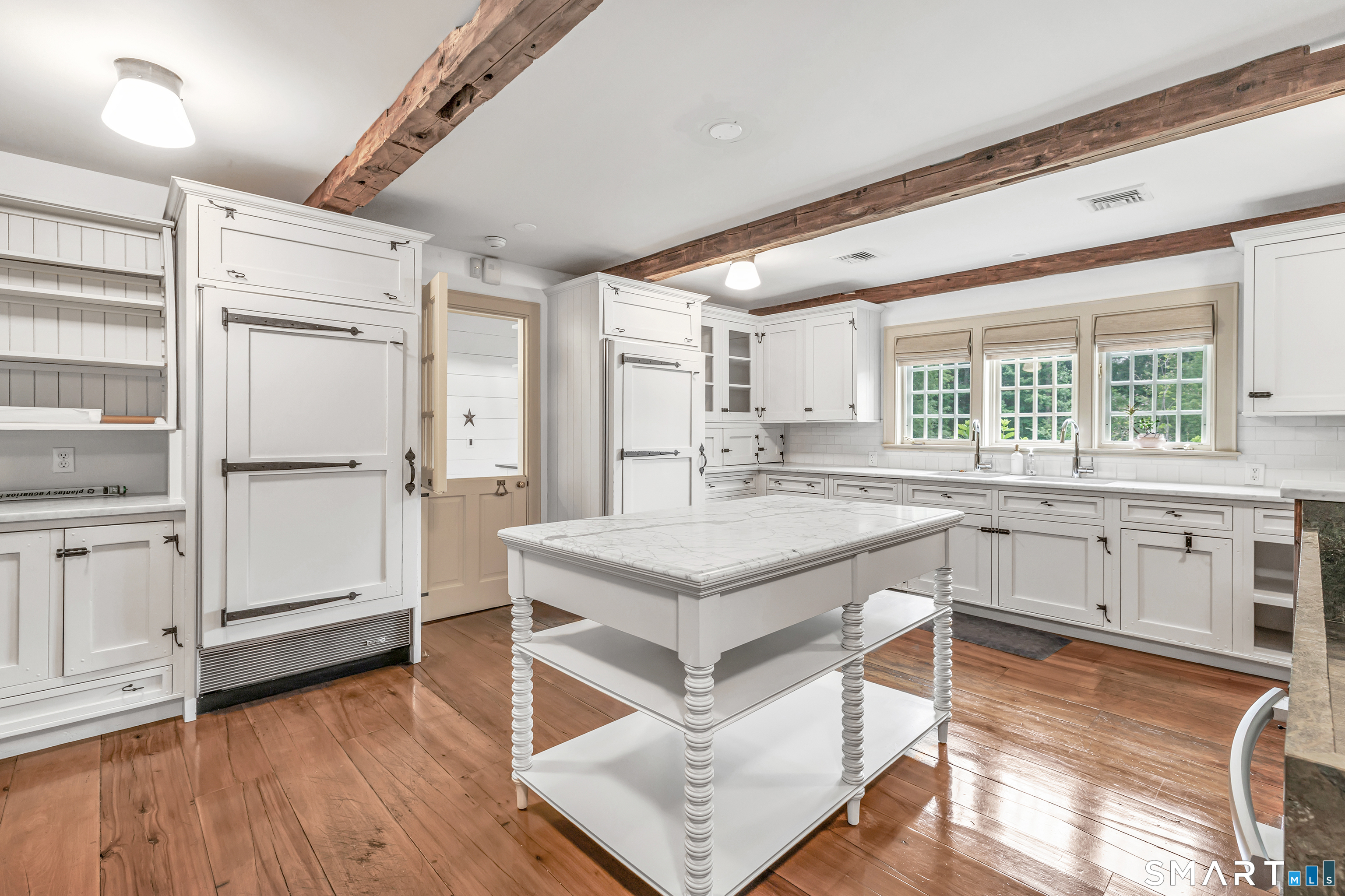 215 Cross Ridge Road New Canaan, CT 06840 - Photo 5 of 37