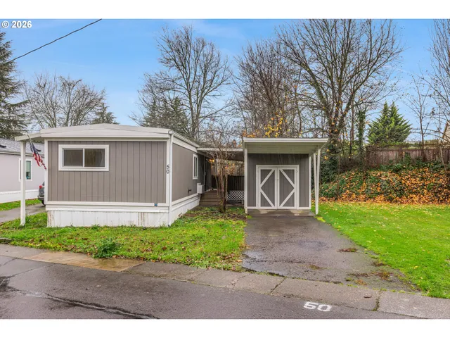 a view of a house with backyard and garden