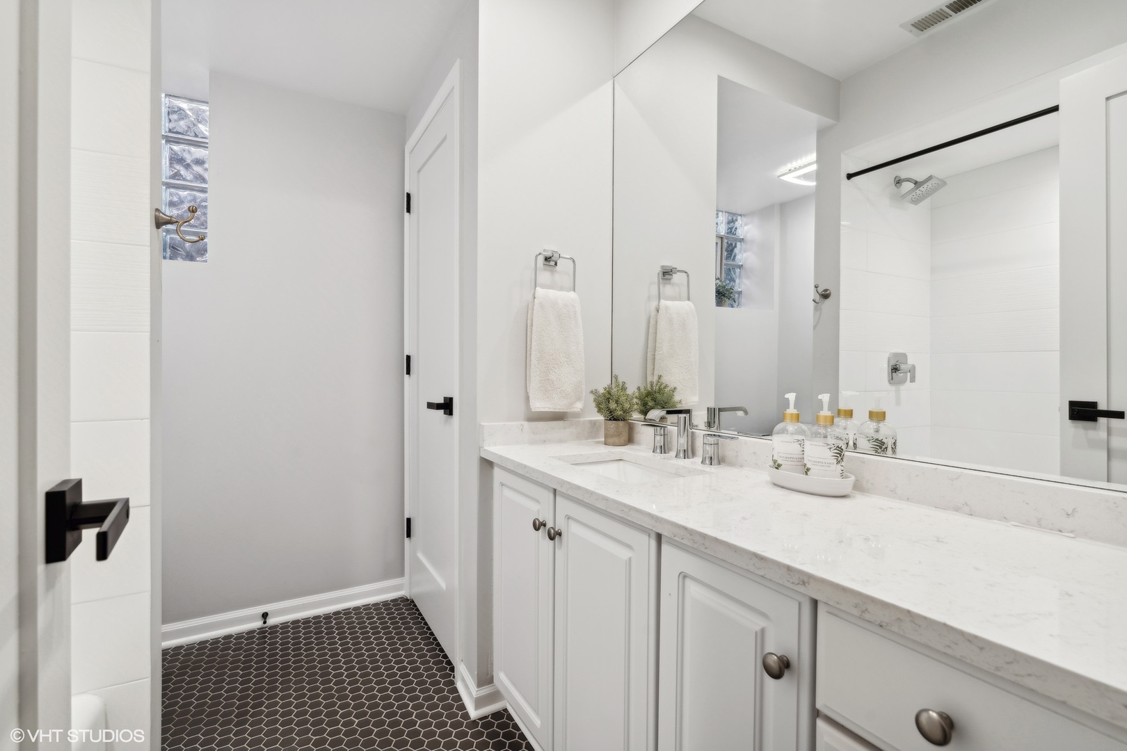 3141 North Racine Avenue, Unit 1 Chicago, IL 60657 - Photo 14 of 18