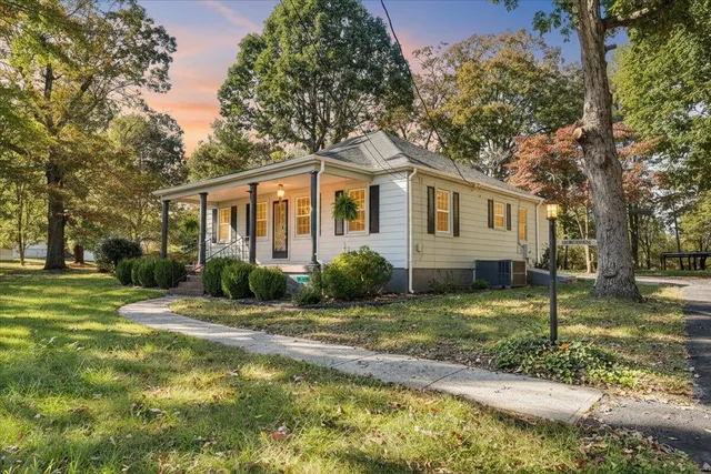 a view of a house with a yard