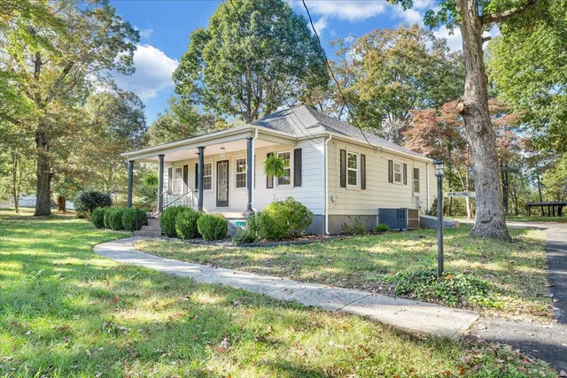 a view of a house with a yard