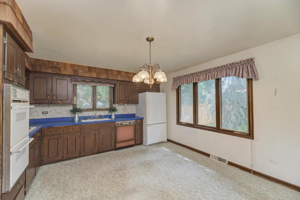 8017 Sawyer Road Darien, IL 60561 - Photo 9 of 35