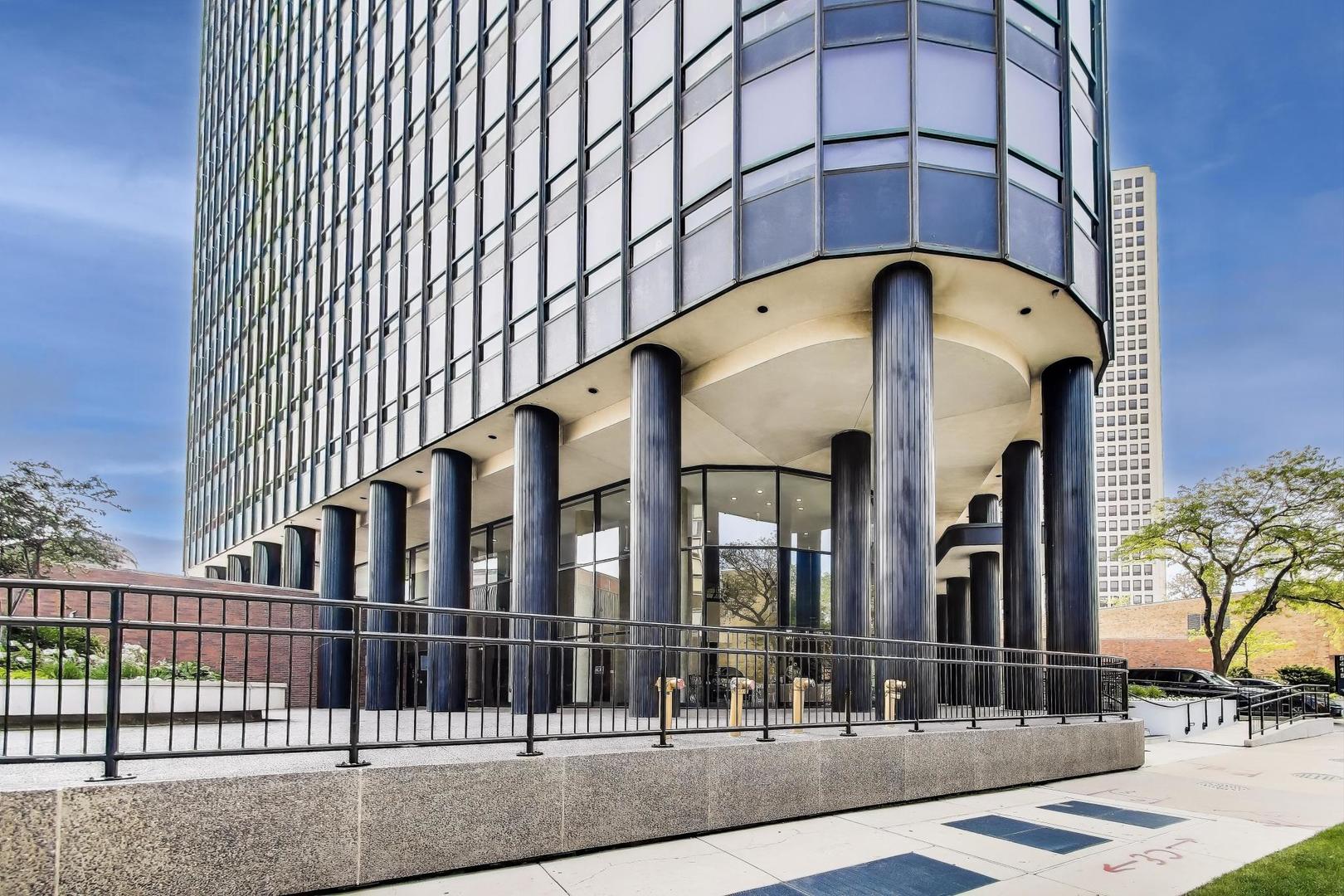 5415 North Sheridan Road, Unit 1401 Chicago, IL 60640 - Photo 5 of 46 a building with street view