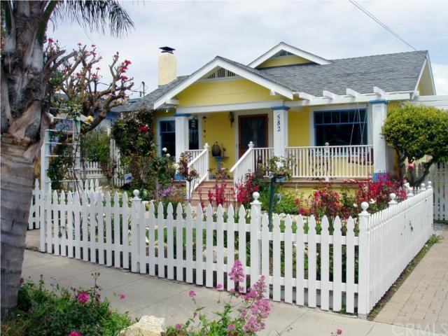 Classic 1920's California Craftsman
right out of a Norman Rockwell painting. Now 3 bedroom 1 1/2 bath.
Great Location just a couple of blocks walking distance to Cabrillo Beach, Point Fermin Park and Korean Bell Park.