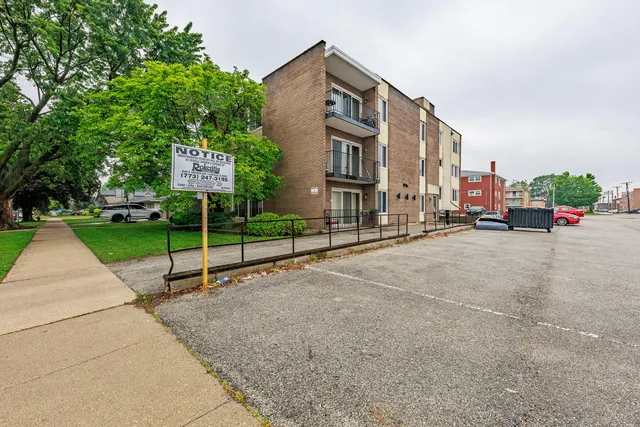 $149,999 | 9516 Kildare Avenue, Unit 2N, Oak Lawn, IL 60453