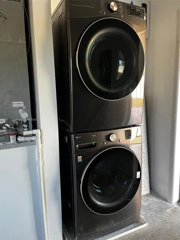 a close up view of a washer and dryer