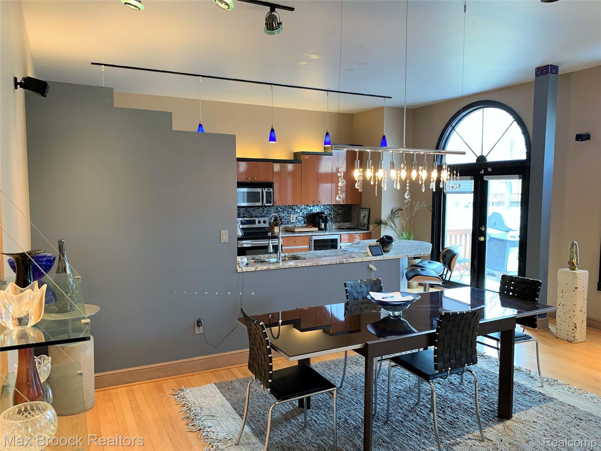 2271 Crystal Drive, Unit 35 Rochester, MI 48309 - Photo 10 of 56 IMG_1954.jpg