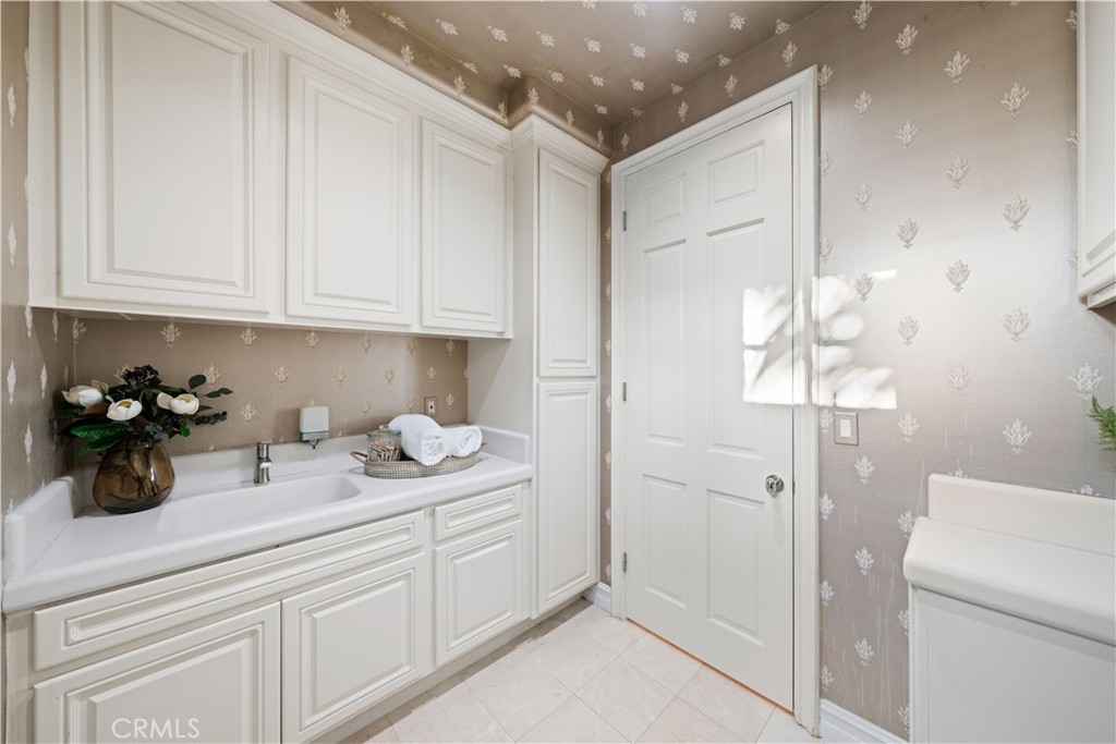 17 Pemberly Irvine, CA 92603 - Photo 45 of 60 laundry with sink