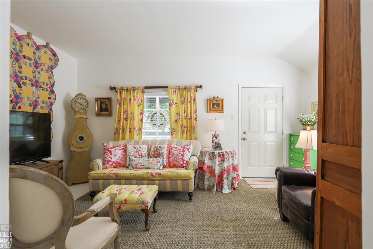 381 Kerby Road Grosse Pointe, MI 48236 - Photo 9 of 40 50017868-8.JPG
