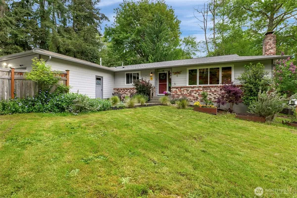 a view of a house with back yard and plants
