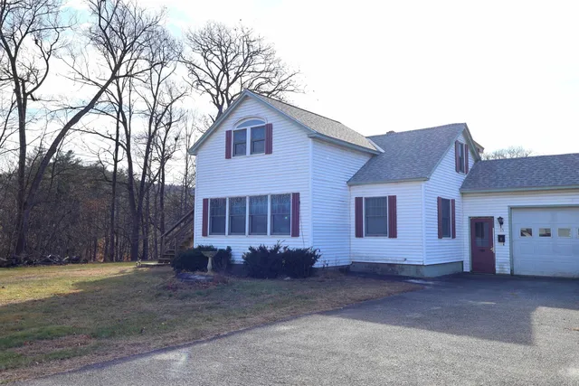 $419,000 | 55 Horseshoe Avenue, Hartford, VT 05088